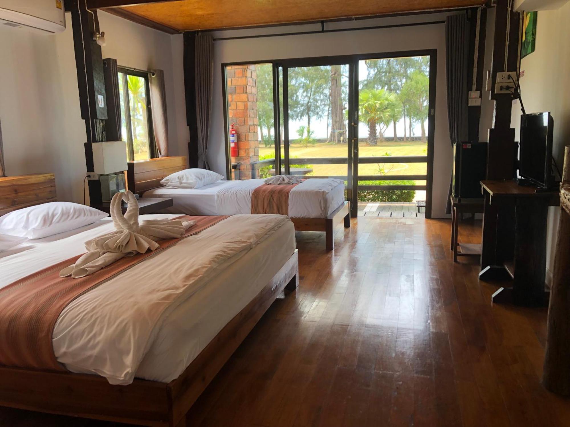 The Chevalley Beach Resort Satun Buitenkant foto